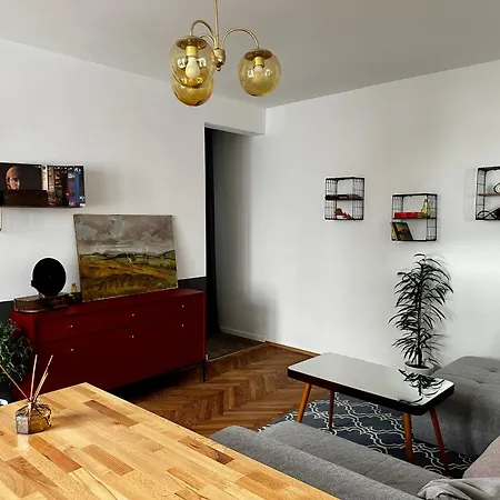 Charming Historic Hideaway Near Center 아파트 브라티슬라바