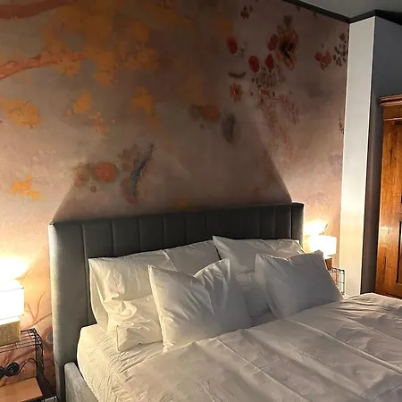 Charming Historic Hideaway Near Center 아파트 *