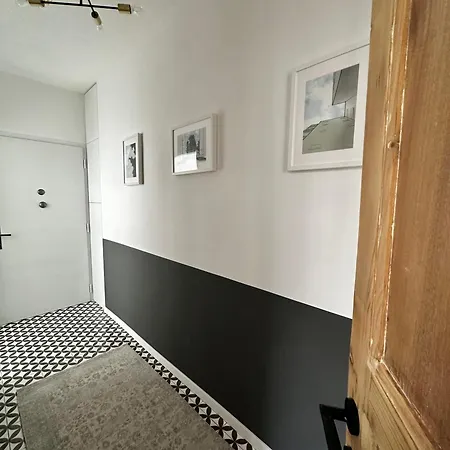 Charming Historic Hideaway Near Center