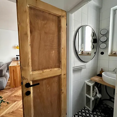 Charming Historic Hideaway Near Center 아파트 브라티슬라바