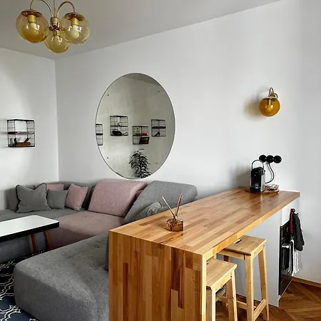 Charming Historic Hideaway Near Center
